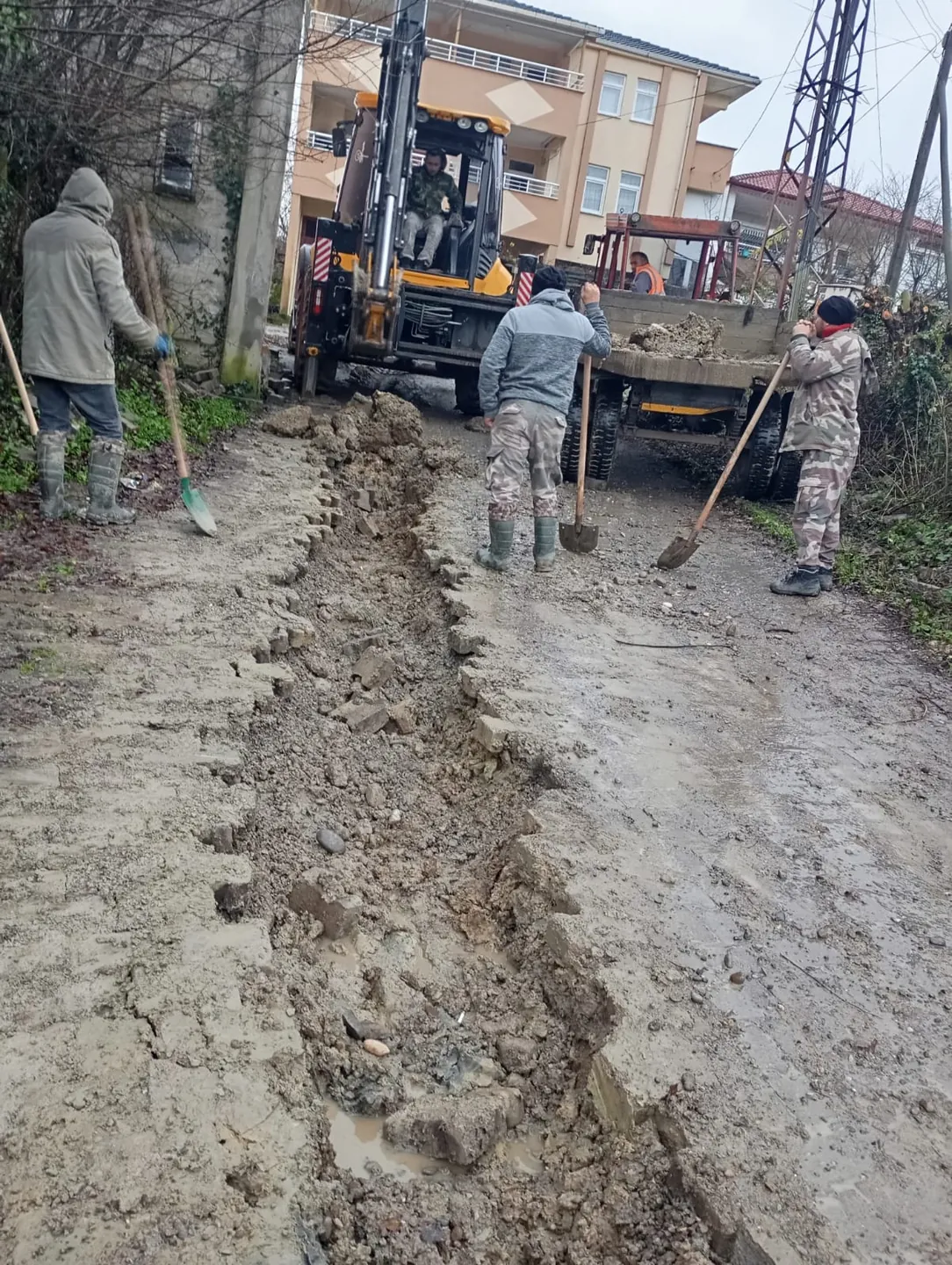 Karaevligeriş Bayrambeyoğlu Mahallesi doğal gaz çalışmasında ekipler ve iş makinesi.