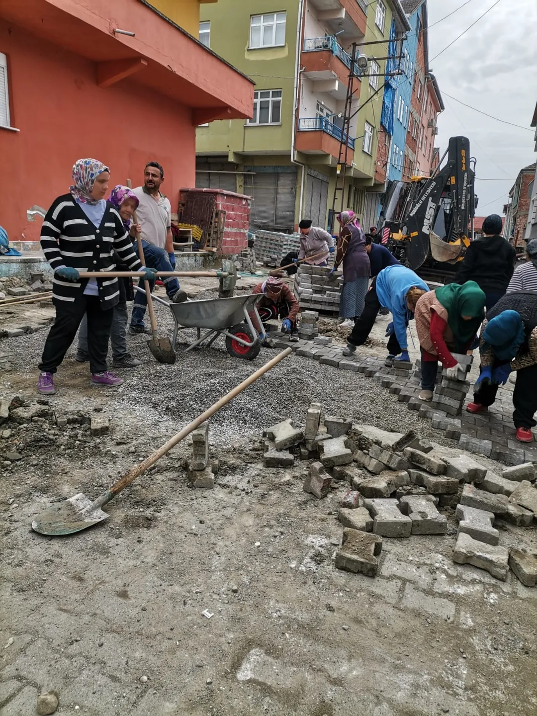 Nebioğlu’nda İş Gücü Uyum Programı kapsamında yol çalışması yapan ekipler.