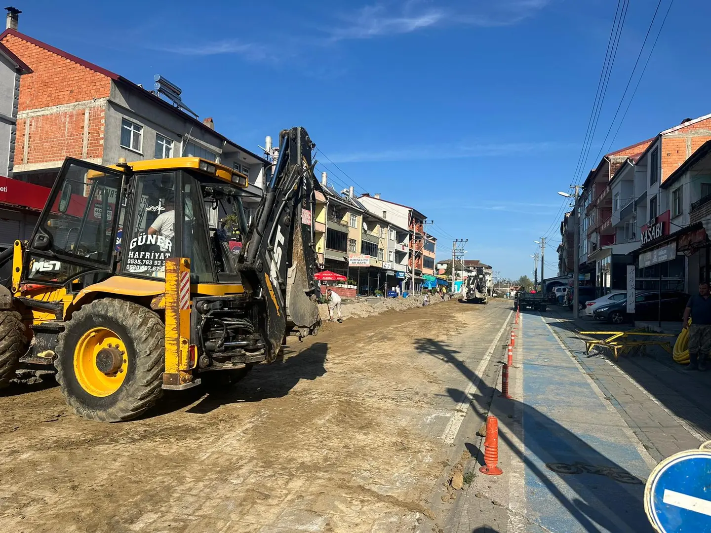 Merkez Mahallesi’nde cadde üzerindeki iş makineleri. 2024.