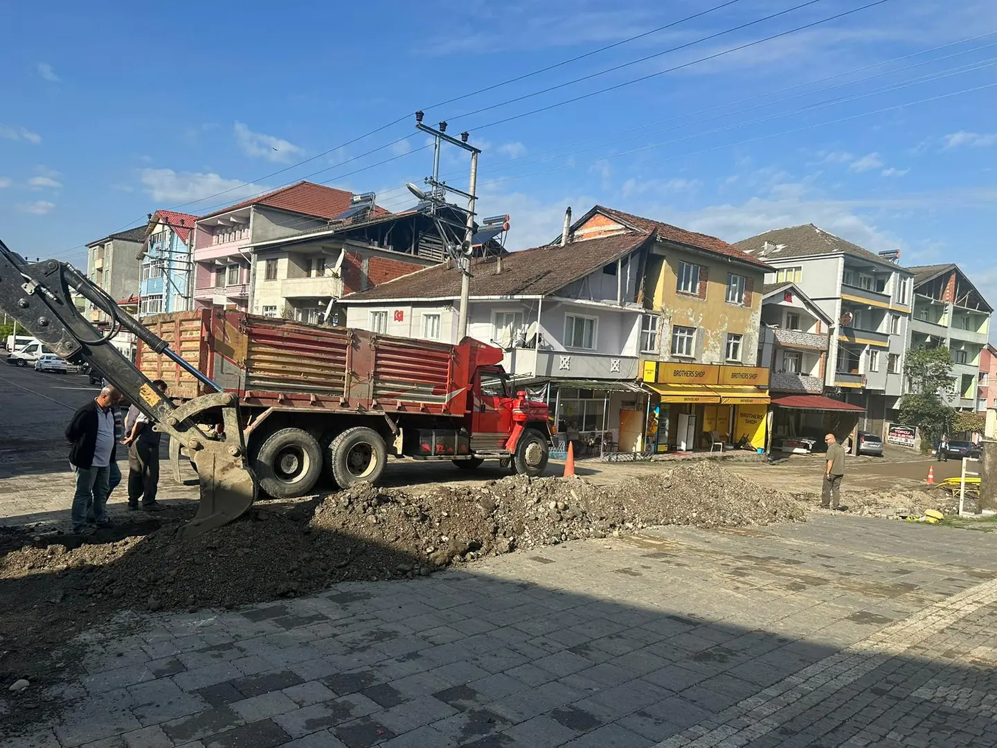 Merkez Mahallesi’nde doğal gaz çalışması ve belde dokusu. 2024.
